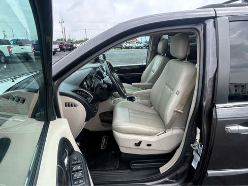 Used 2016 Chrysler Town & Country Touring-L FWD image 21