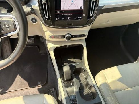 Used 2022 Volvo XC40 T4 Momentum FWD image 24
