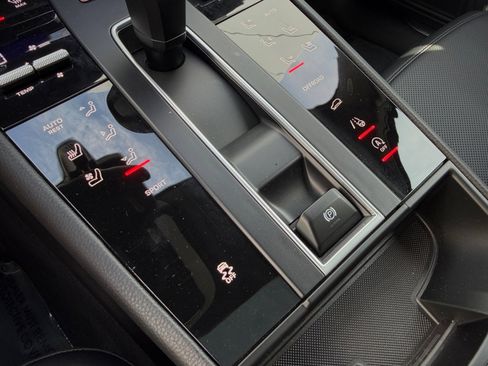 Certified 2025 Porsche Macan AWD/4WD image 32