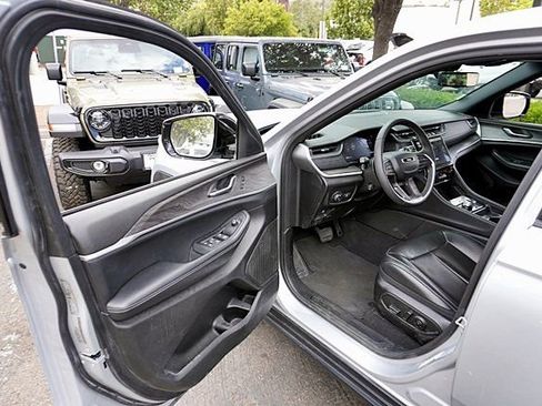 Used 2024 Jeep Grand Cherokee L Limited w/ Luxury Tech Group II AWD/4WD image 36