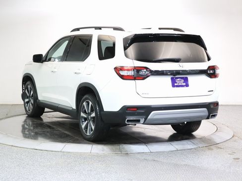 Used 2023 Honda Pilot Touring image 7