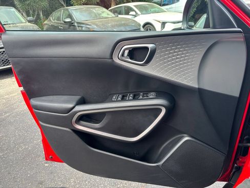Used 2025 Kia Soul LX w/ LX Technology Package FWD image 18