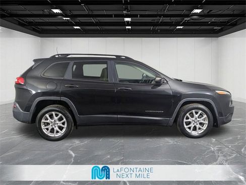 Used 2016 Jeep Cherokee Sport image 6