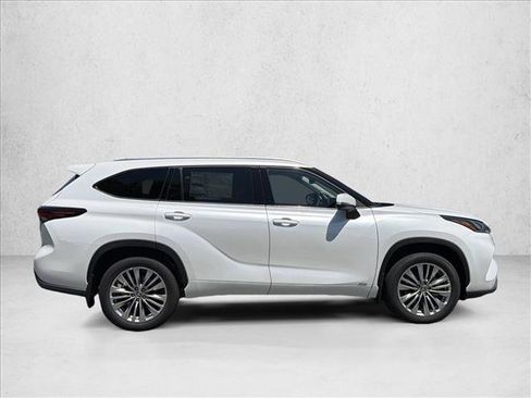 New 2026 Toyota Highlander Platinum AWD/4WD image 4