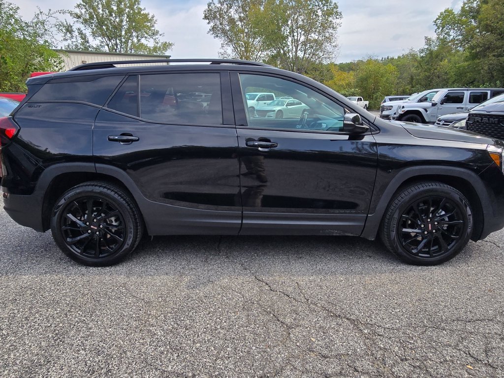 Used 2024 GMC Terrain SLT w/ Elevation Edition AWD/4WD image 9