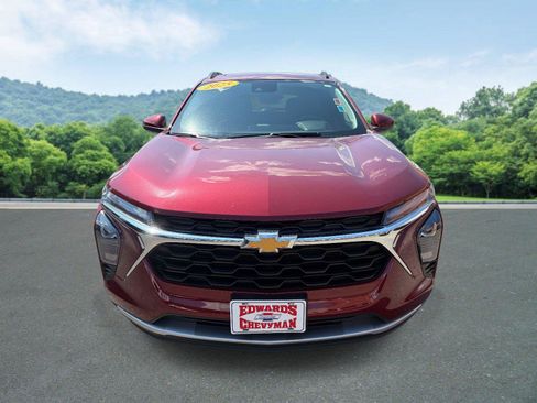 Used 2025 Chevrolet Trax LT w/ LT Convenience Package FWD image 24