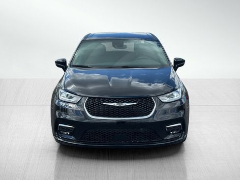 Used 2024 Chrysler Pacifica Touring FWD image 2