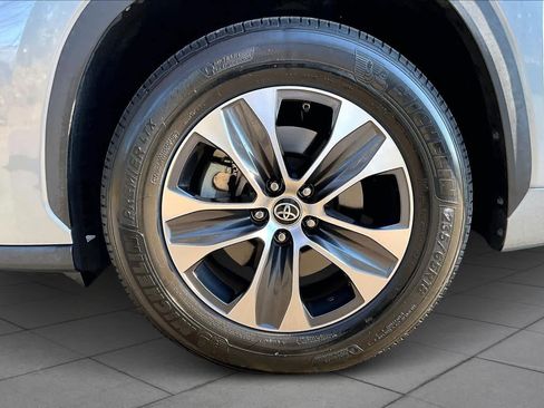 Certified 2023 Toyota Highlander XLE image 10