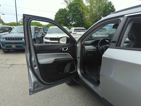 Used 2022 Jeep Compass Latitude w/ Sun and Sound Group AWD/4WD image 11