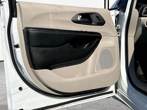 Used 2022 Chrysler Pacifica Touring-L w/ Uconnect Theater Family Group FWD image 17