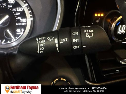 Used 2022 Toyota Highlander XLE AWD/4WD image 25