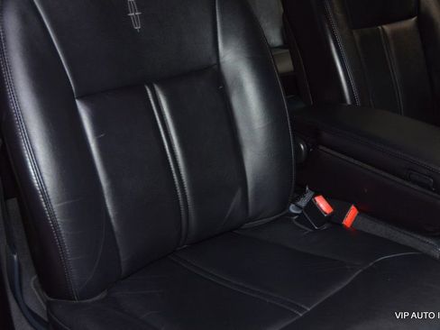 Used 2005 Lincoln Town Car Signature Limited image 16