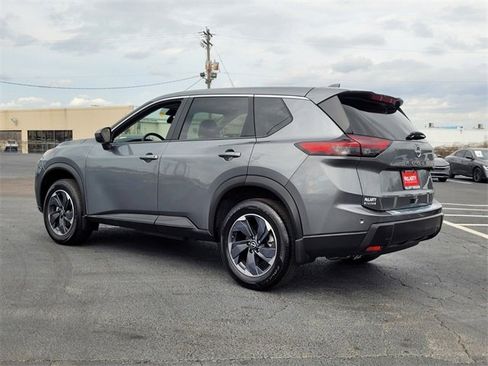 Used 2025 Nissan Rogue SV image 3