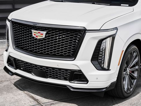 Used 2025 Cadillac Escalade V image 6