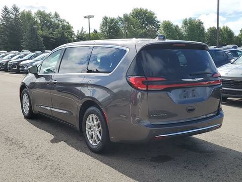 Used 2023 Chrysler Pacifica Touring-L FWD image 4