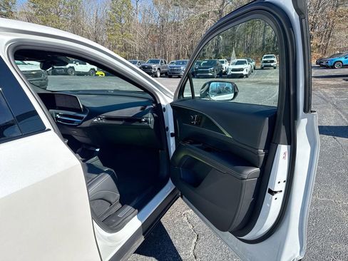 Used 2025 Cadillac Lyriq Luxury image 31