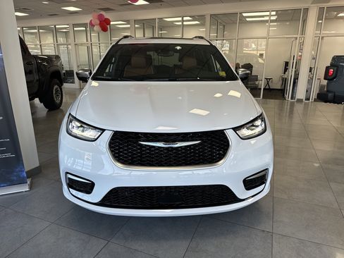 New 2026 Chrysler Pacifica Pinnacle FWD image 4