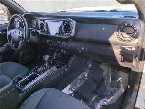 Used 2018 Toyota Tacoma TRD Off-Road w/ Technology Package image 20