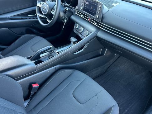 Used 2022 Hyundai Elantra SE FWD image 15