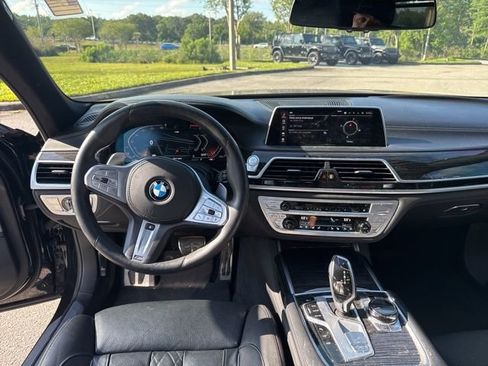 Used 2021 BMW 750i xDrive w/ Luxury Rear Seating Package AWD/4WD image 12