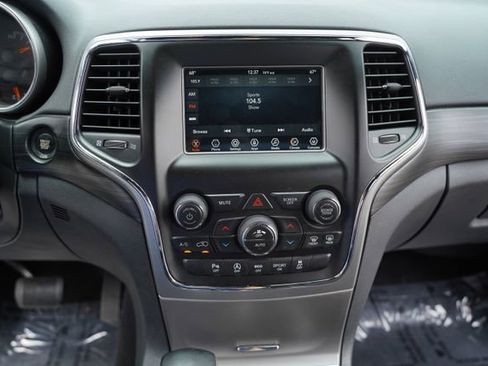 Used 2020 Jeep Grand Cherokee Laredo image 29