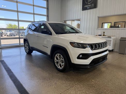 Used 2024 Jeep Compass Latitude AWD/4WD image 6