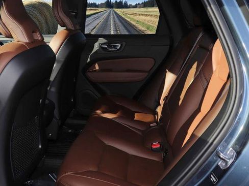 Used 2021 Volvo XC60 T5 Momentum w/ Advanced Package image 19