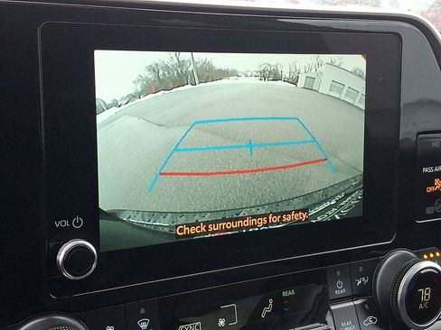 Used 2025 Toyota Highlander XLE image 19