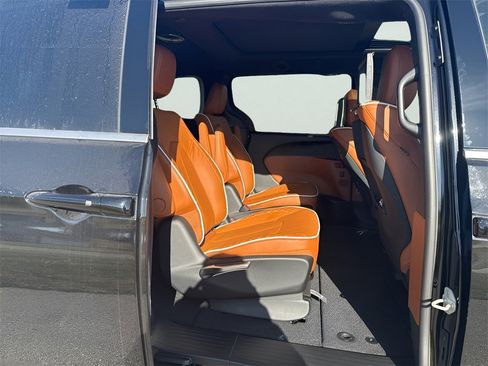 New 2026 Chrysler Pacifica Pinnacle image 16