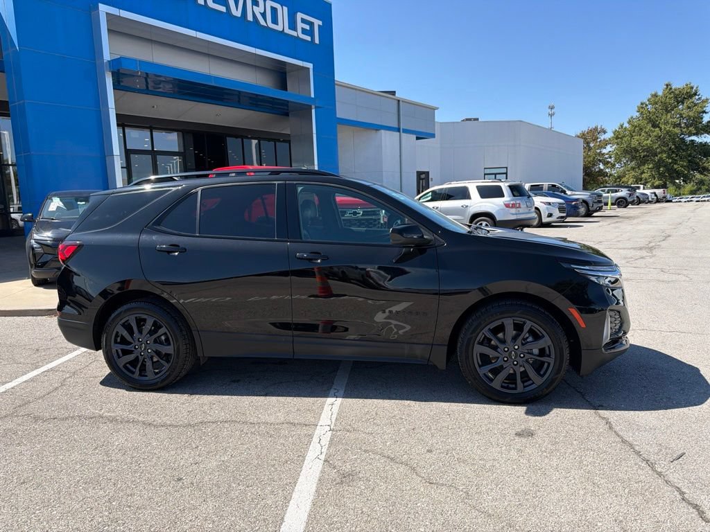 Used 2022 Chevrolet Equinox RS w/ LPO, Floor Liner Package FWD image 2