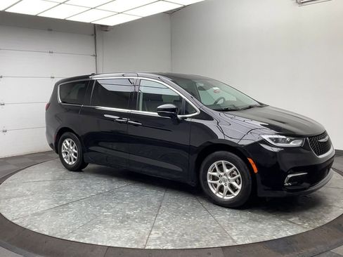 Used 2024 Chrysler Pacifica Touring-L image 40