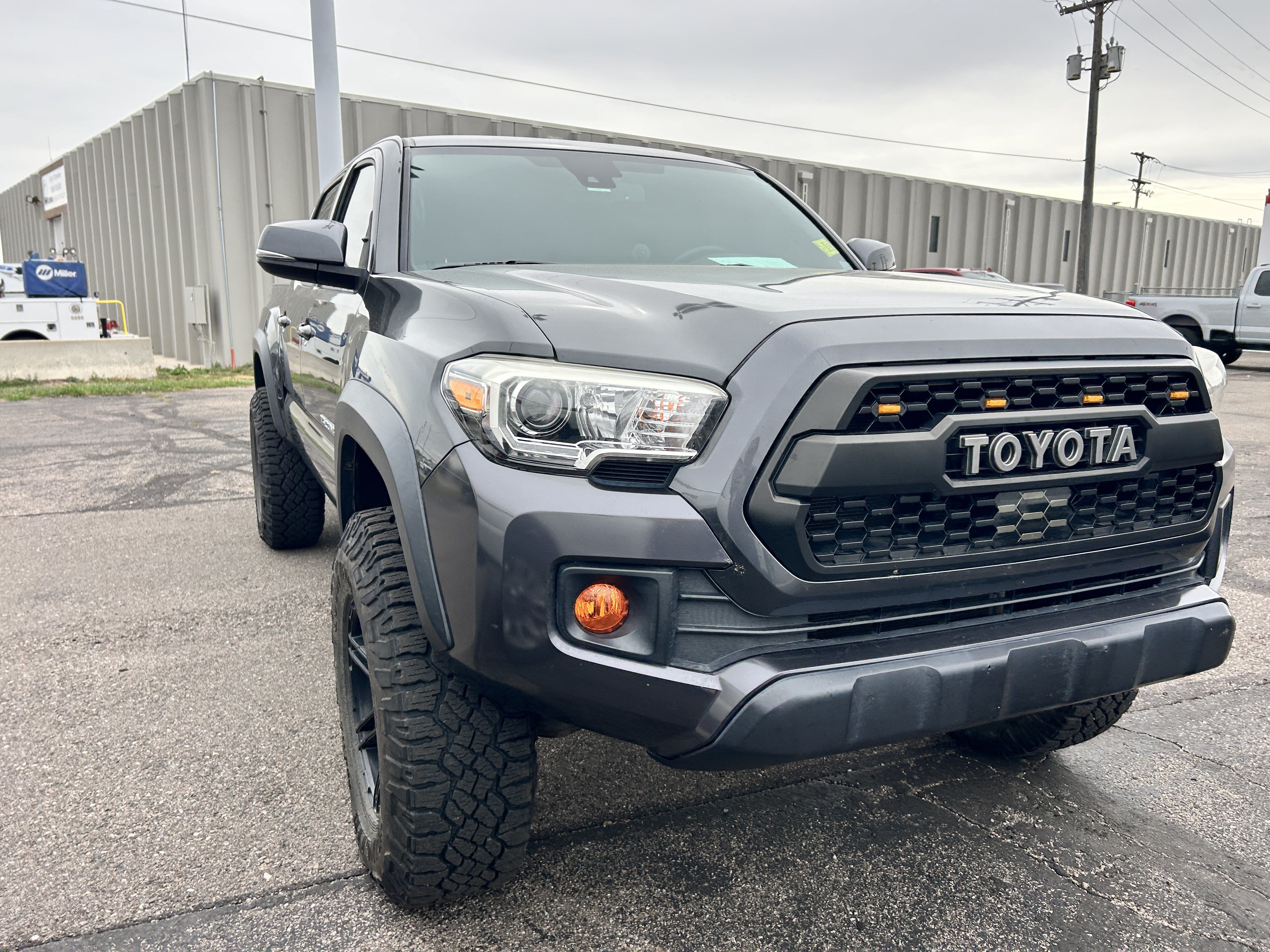Used 2019 Toyota Tacoma TRD Off-Road AWD/4WD image 8