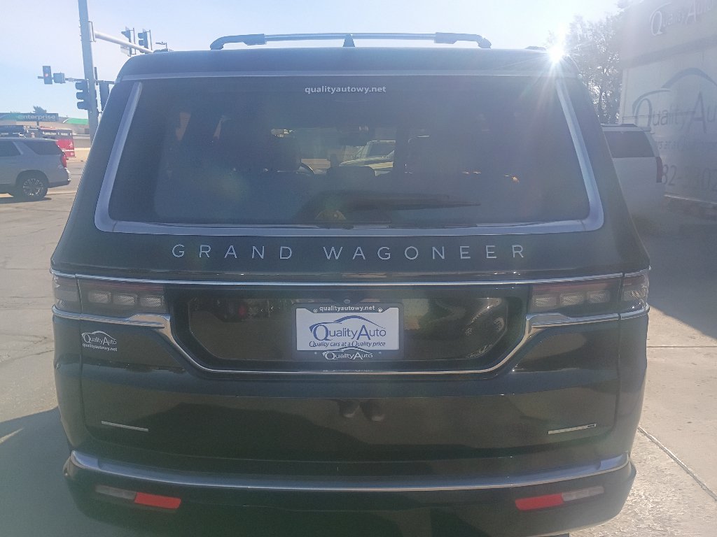 Used 2022 Jeep Grand Wagoneer Series III w/ HD Trailer Tow Package AWD/4WD image 7
