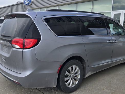 Used 2017 Chrysler Pacifica Touring-L FWD image 3