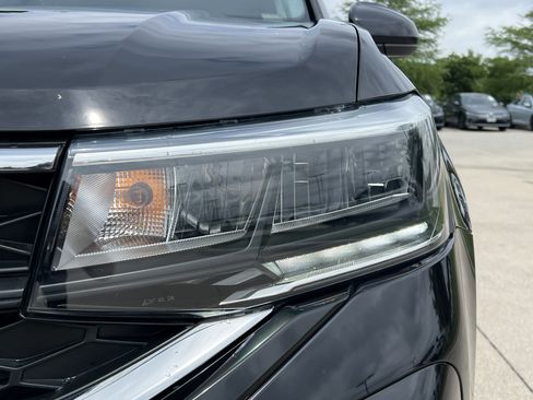 Certified 2023 Volkswagen Taos SE w/ Panoramic Sunroof Package FWD image 6