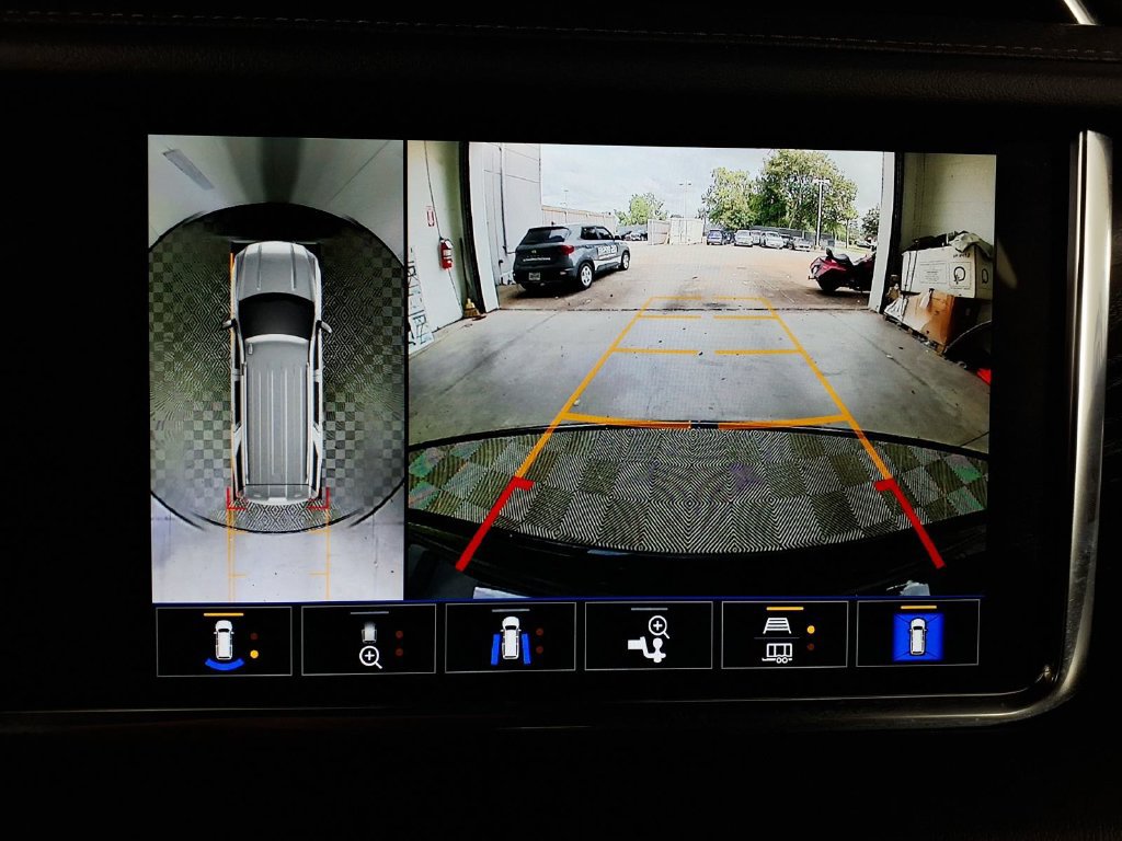 Used 2023 GMC Yukon Denali RWD image 12