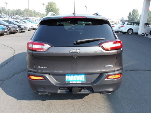Used 2017 Jeep Cherokee Latitude w/ Comfort/Convenience Group AWD/4WD image 4