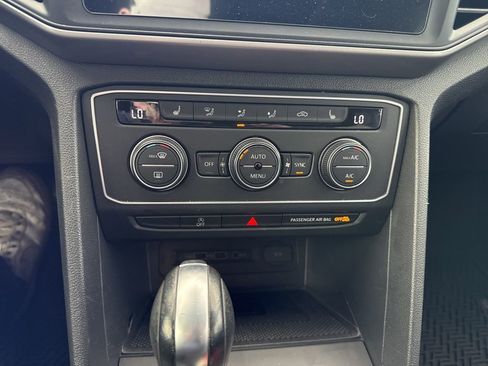 Used 2020 Volkswagen Atlas Cross Sport SE w/ Panoramic Sunroof Package image 16