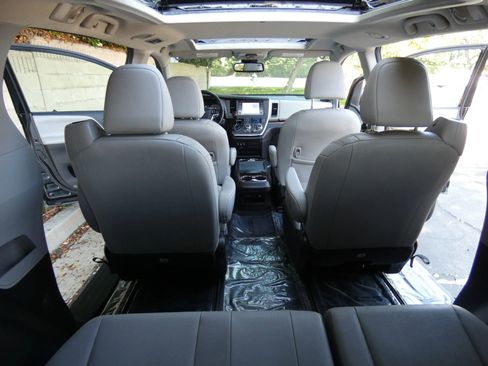 Used 2018 Toyota Sienna Limited image 47