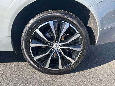 Certified 2025 Volvo XC60 B5 Plus image 9