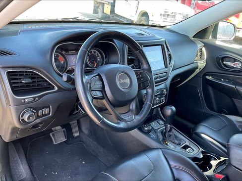 Used 2019 Jeep Cherokee Trailhawk w/ Cold Weather Group image 17