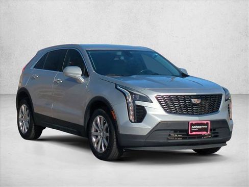 Used 2019 Cadillac XT4 Luxury w/ Cold Weather Package image 3