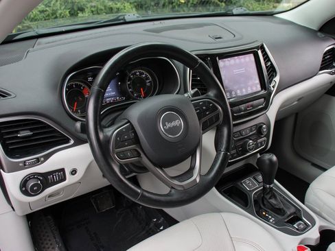 Used 2020 Jeep Cherokee Limited image 18