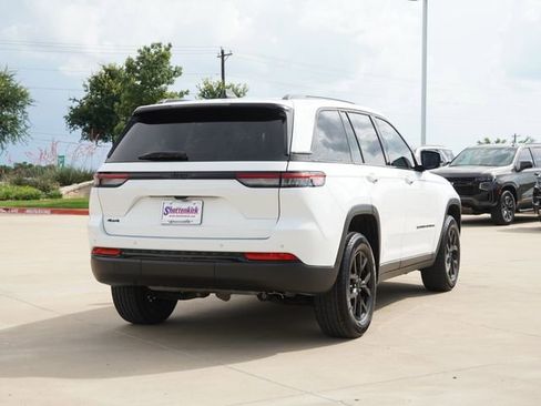 Used 2024 Jeep Grand Cherokee Altitude AWD/4WD image 9