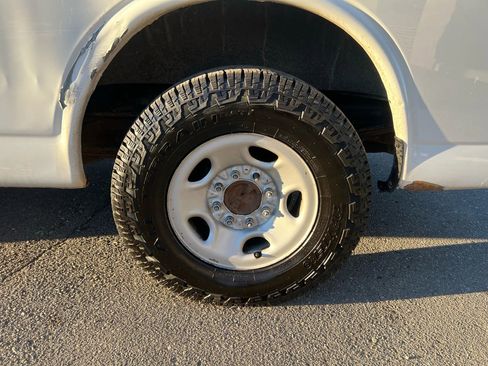 Used 2015 Chevrolet Express 2500 image 10