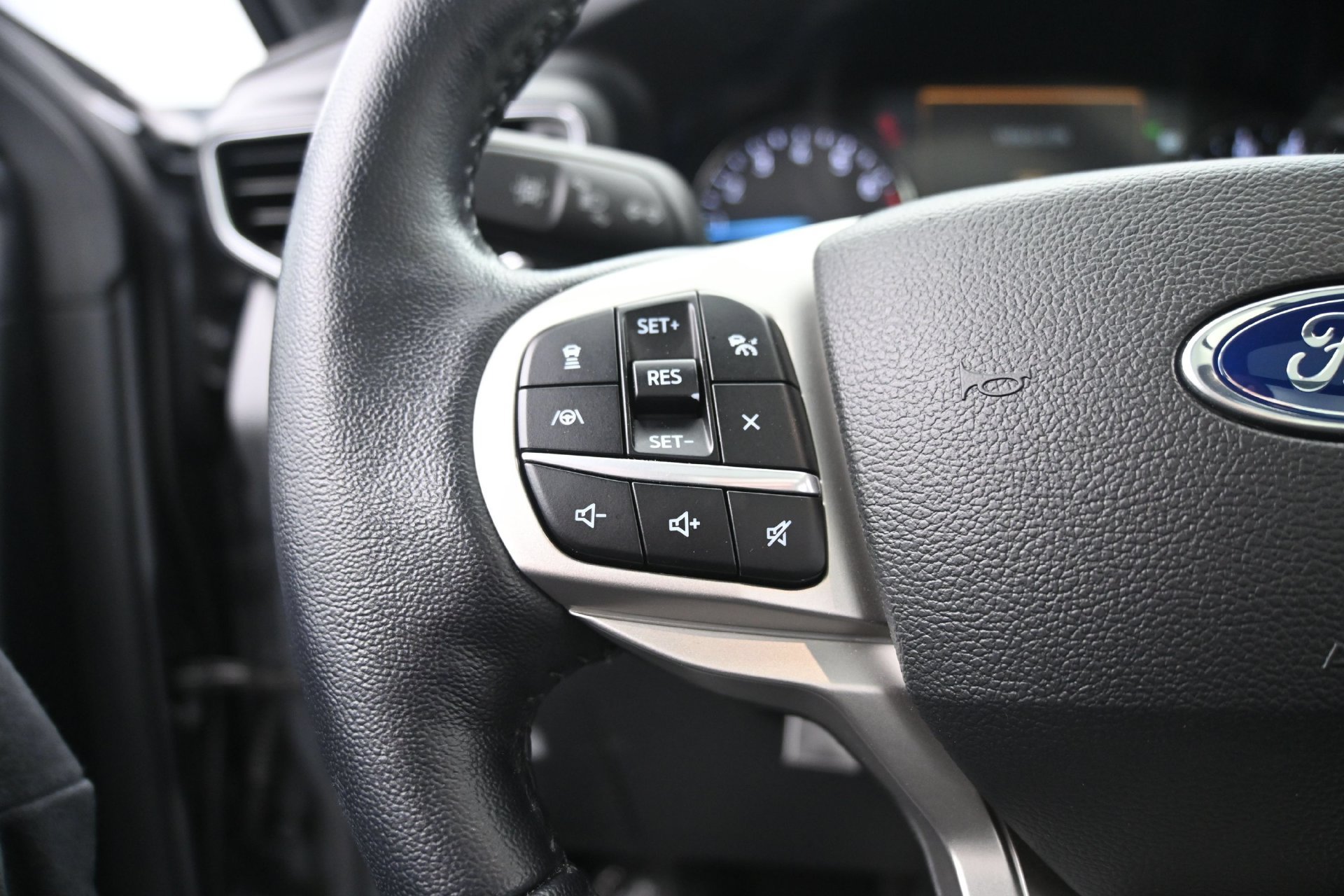 Used 2022 Ford Explorer XLT w/ Equipment Group 202A AWD/4WD image 24