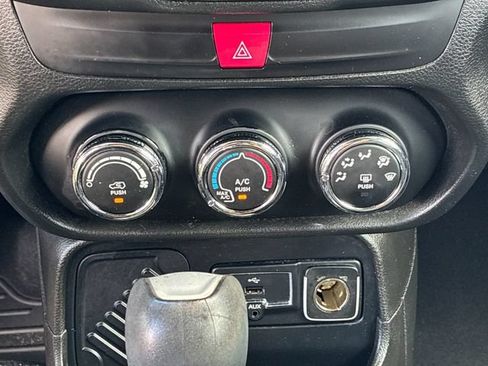 Used 2016 Jeep Renegade Latitude FWD image 19