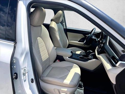 Used 2022 Toyota Highlander XLE FWD image 9