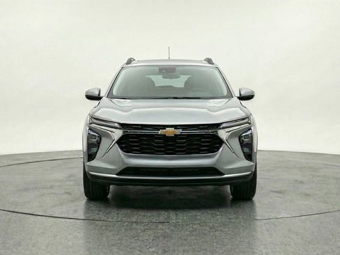 Used 2025 Chevrolet Trax LT image 2