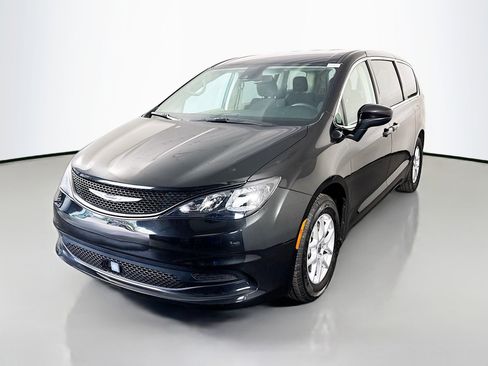 Used 2023 Chrysler Voyager LX FWD image 4